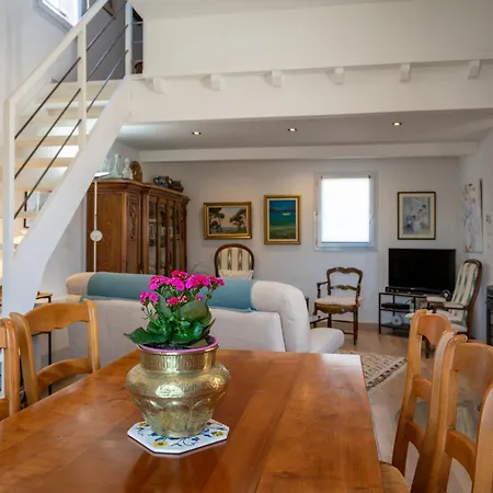 Holiday home Belle Maison Jardin Piscine Pres Avignon Villeneuve-les-Avignon