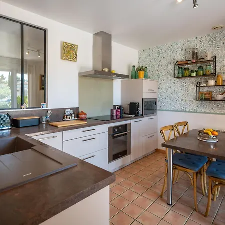 Holiday home Belle Maison Jardin Piscine Pres Avignon Villeneuve-les-Avignon